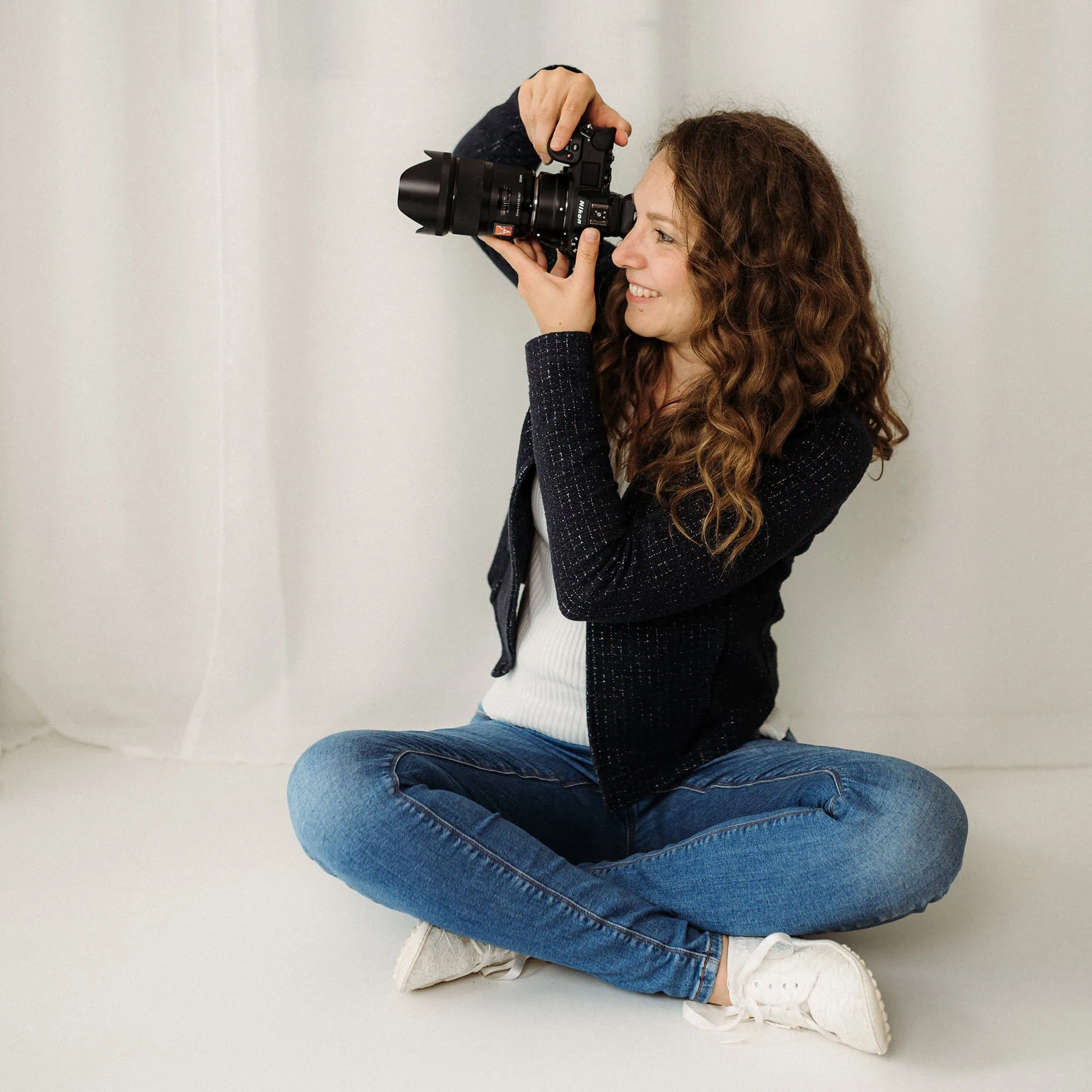 Mica Zeitz, eine erfahrene Businessfotografin und Fotografenmeisterin aus Ingolstadt, fängt kreative Momente mit ihrer Kamera ein. Ihr einzigartiger Stil und ihre Leidenschaft für Fotografie machen sie zur idealen Wahl für professionelle Aufnahmen.