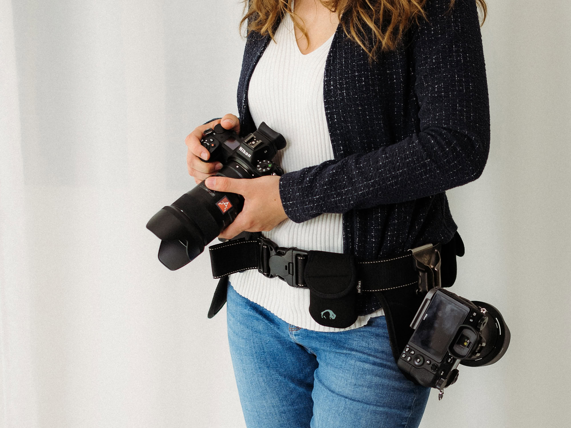 Businessfotografin Mica Zeitz präsentiert sich mit professionellem Equipment, ideal für hochwertige Aufnahmen in Ingolstadt. Als Fotografenmeisterin vereint sie Kreativität und technische Expertise, um beeindruckende Ergebnisse zu erzielen.