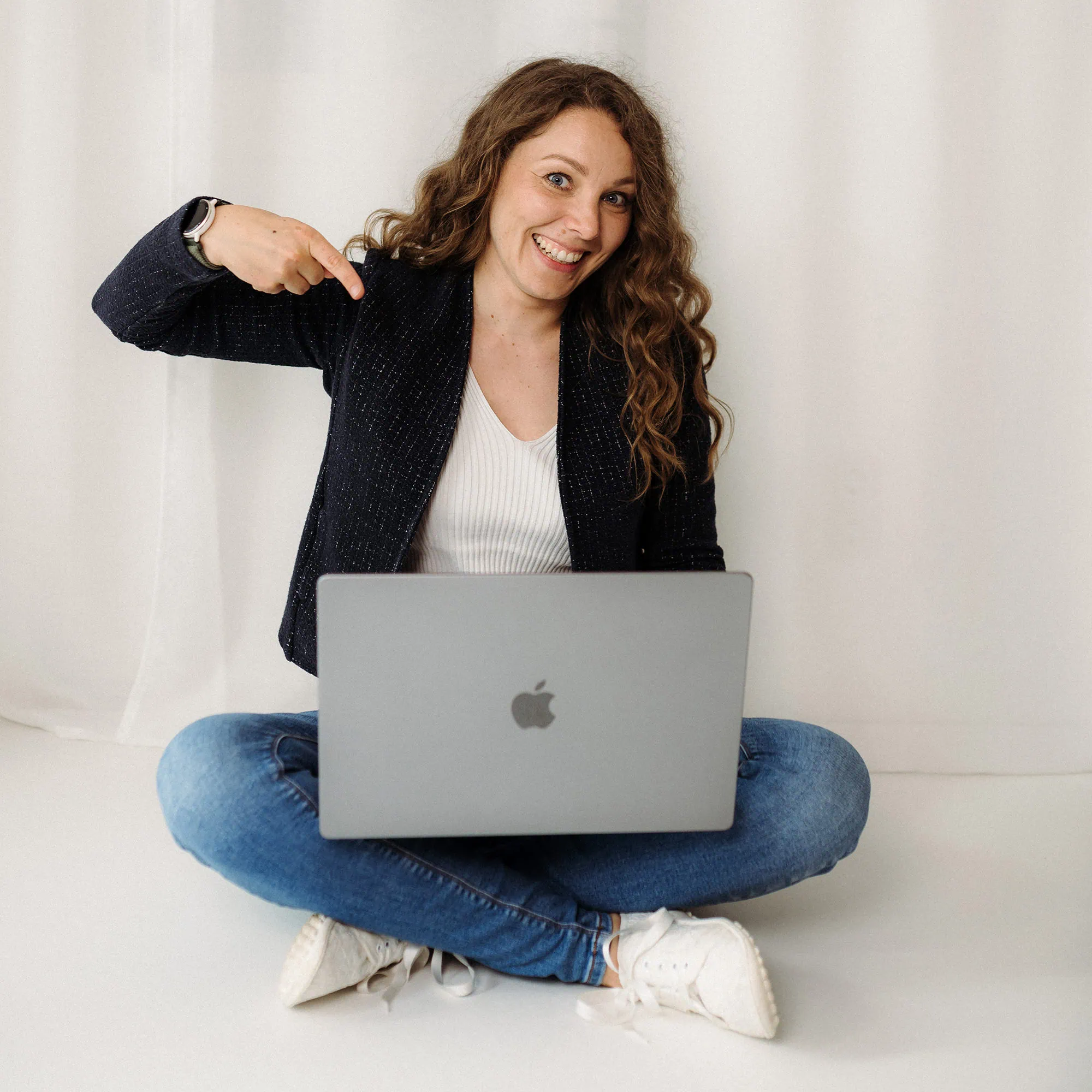 Die Businessfotografin Mica Zeitz, Fotografenmeisterin aus Ingolstadt, präsentiert in diesem Bild ihre kreative Arbeitsweise am MacBook. Kontaktieren Sie Mica Zeitz für professionelle Businessfotografie, die Ihre Marke ins beste Licht rückt.