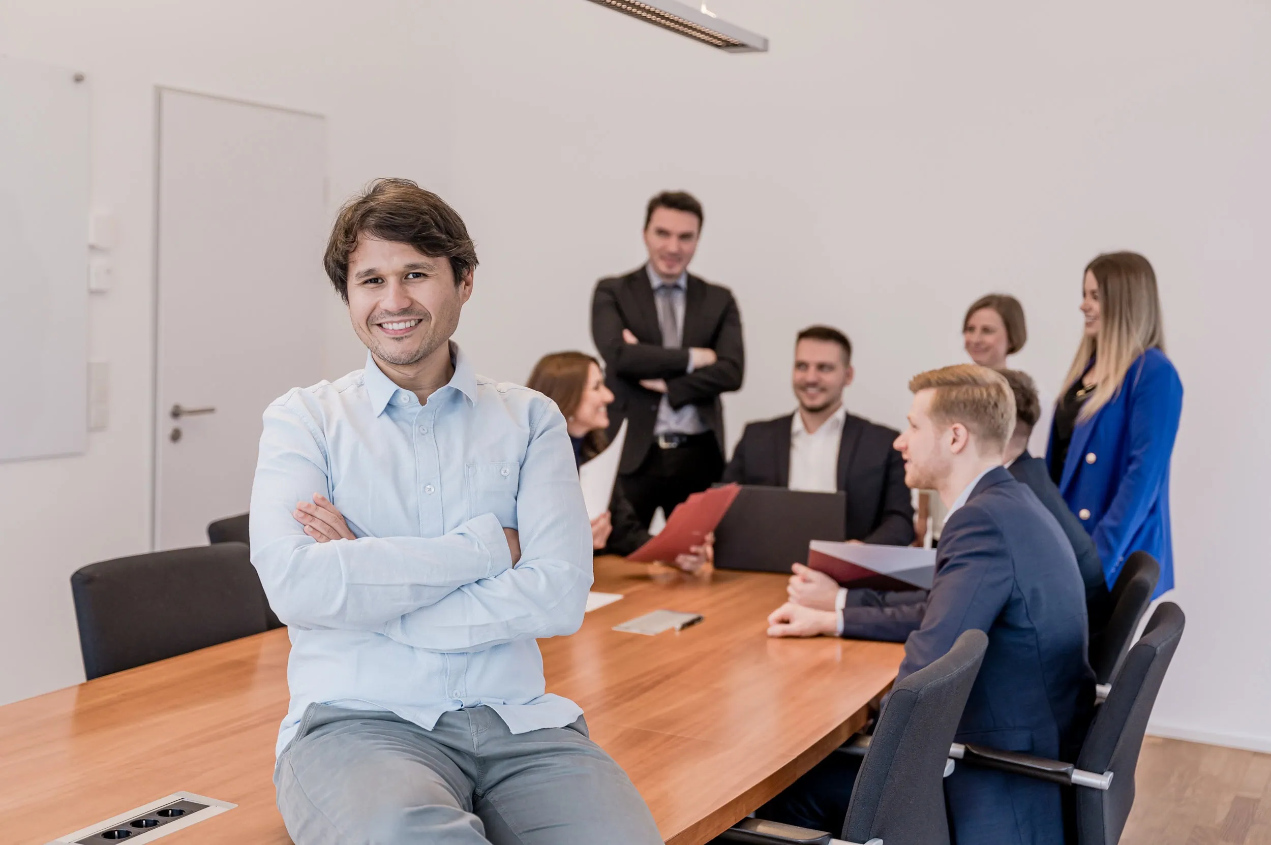 Dieses professionelle Business-Foto, aufgenommen von der Fotografenmeisterin Mica Zeitz, zeigt ein engagiertes Team von Verturis GmbH in einem modernen Besprechungsraum. Die Aufnahme unterstreicht die Professionalität und Teamdynamik, die für erfolgreiche Geschäftsbeziehungen unerlässlich sind.