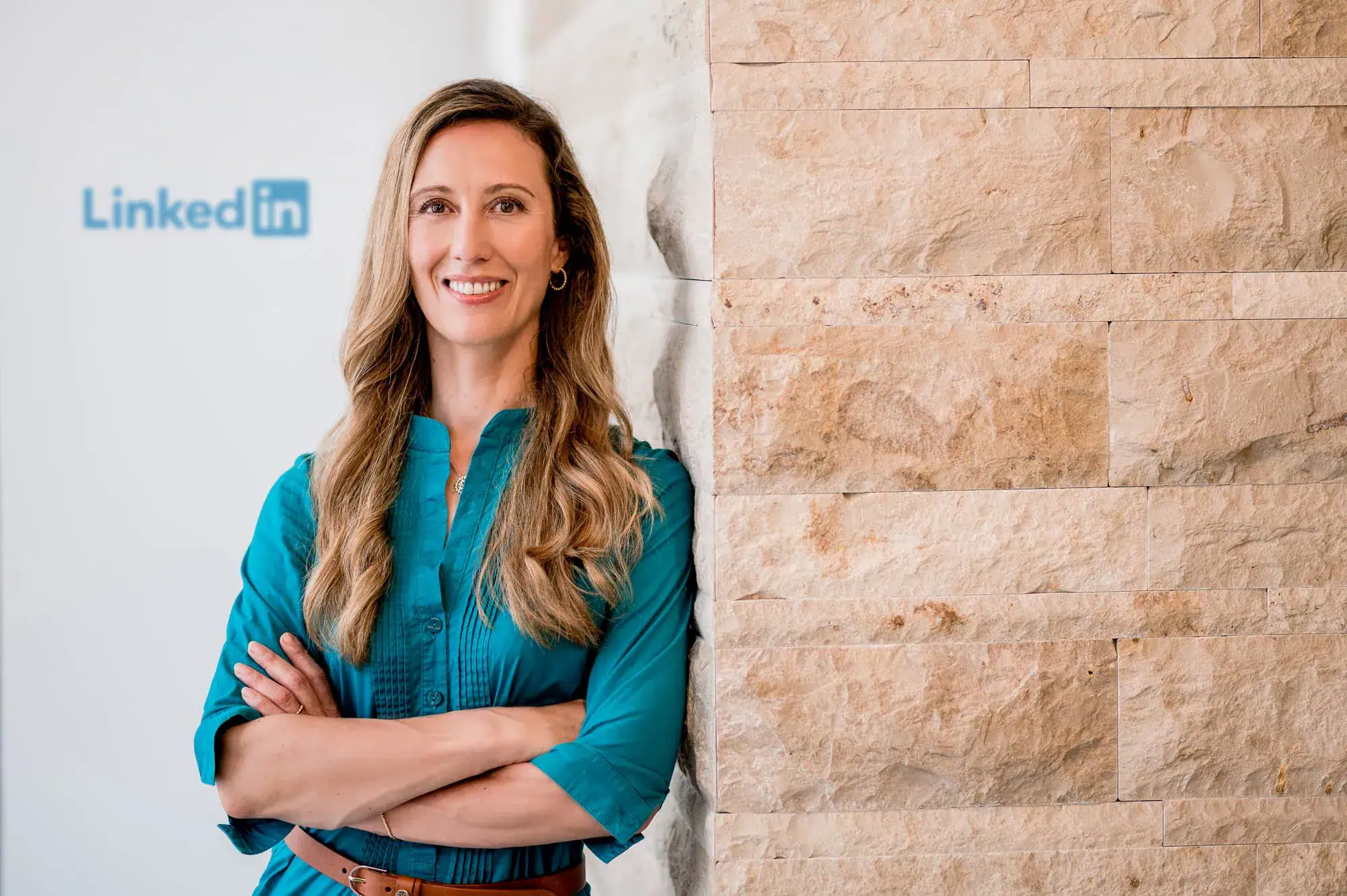 Professionelles Businessportrait von Mica Zeitz, das Kompetenz und Selbstbewusstsein ausstrahlt. Ideal für LinkedIn-Profile, eingefangen in Ingolstadt und Pfaffenhofen, stellt dieses Bild eine perfekte Werbung für Businessfotos dar.