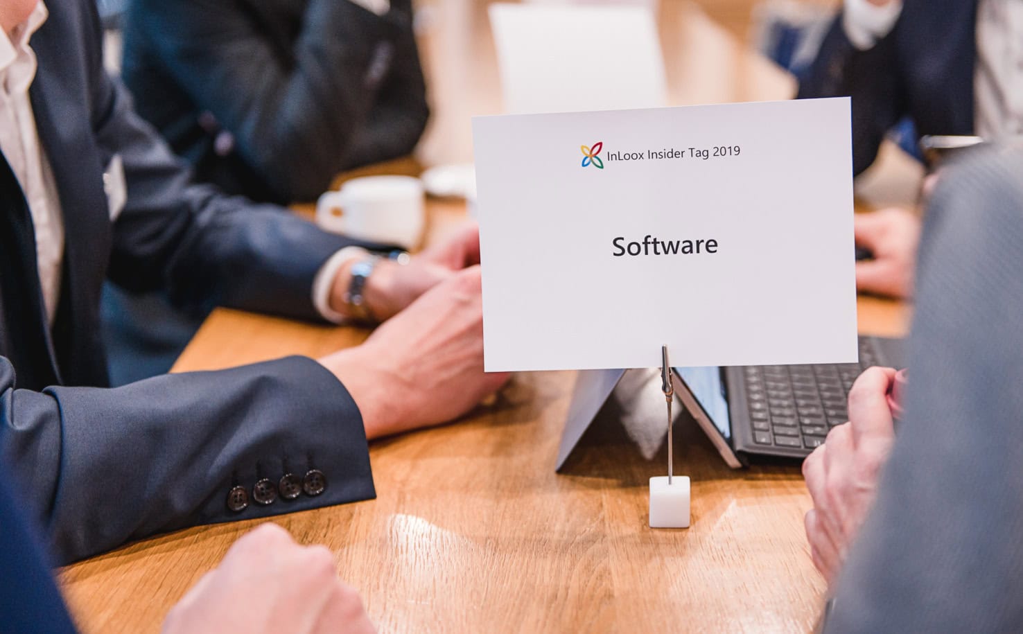 Erleben Sie die professionelle Atmosphäre des InLoox Insider Tags 2019 in Ingolstadt, festgehalten durch die Fotografin Mica Zeitz, die sich auf beeindruckende Businessfotos spezialisiert hat. Die Aufnahme zeigt einen konzentrierten Austausch über innovative Software-Lösungen, ideal für Netzwerke in Pfaffenhofen.