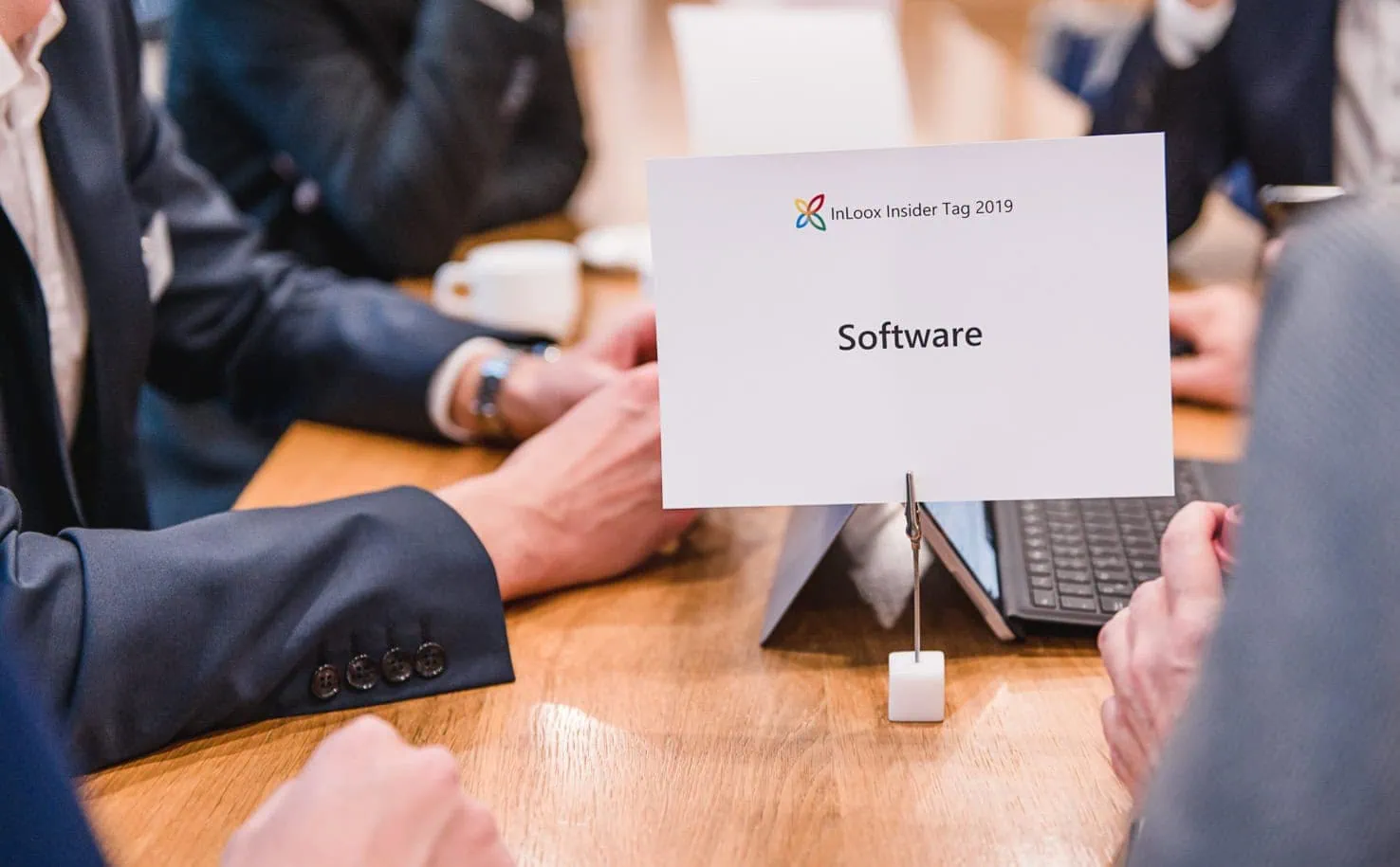 Erleben Sie die professionelle Atmosphäre des InLoox Insider Tags 2019 in Ingolstadt, festgehalten durch die Fotografin Mica Zeitz, die sich auf beeindruckende Businessfotos spezialisiert hat. Die Aufnahme zeigt einen konzentrierten Austausch über innovative Software-Lösungen, ideal für Netzwerke in Pfaffenhofen.