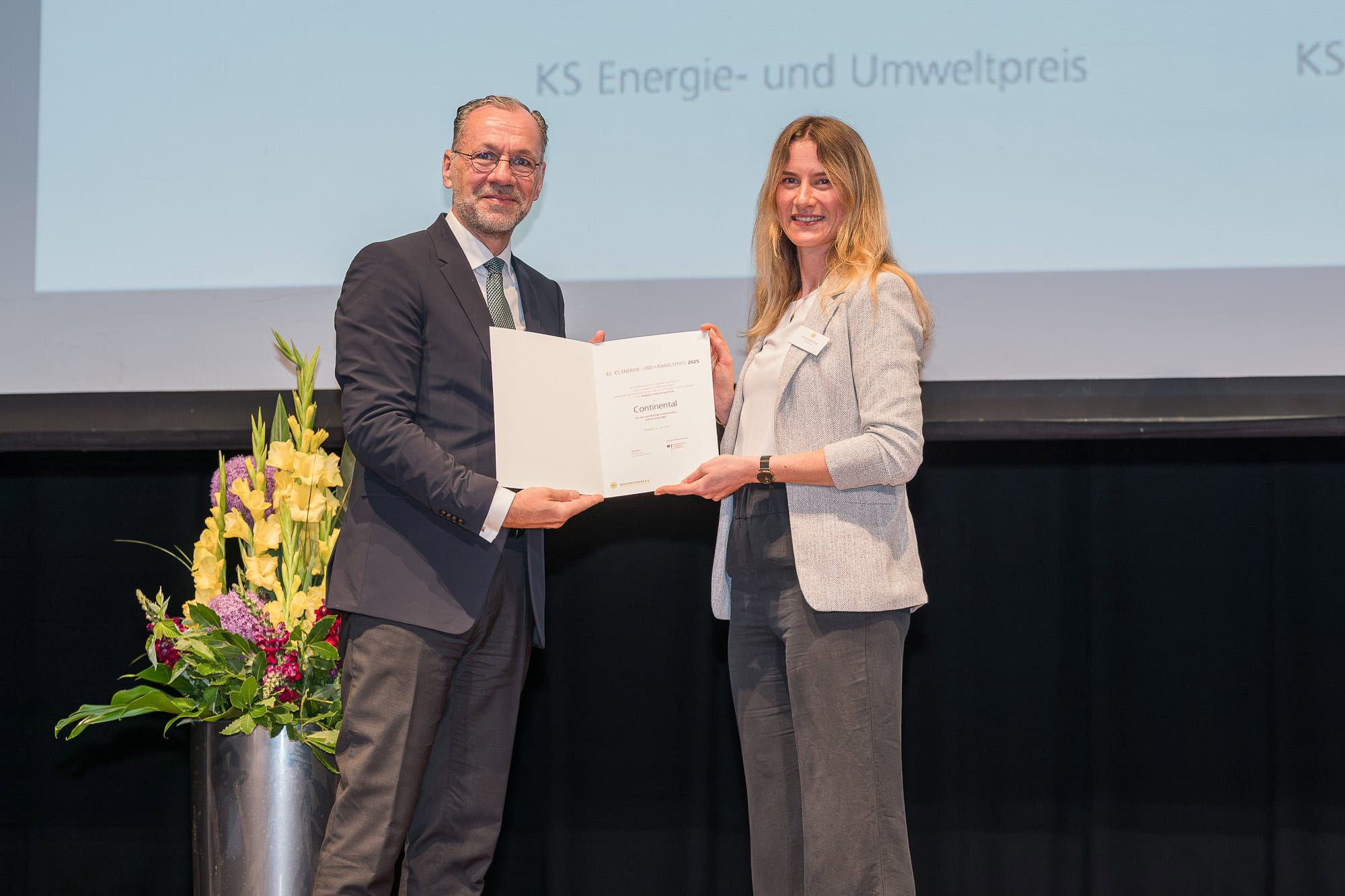 Das Bild zeigt die Preisverleihung des KS Energie- und Umweltpreises, festgehalten von der Fotografin Mica Zeitz. Bei dieser Veranstaltung in Ingolstadt zur Würdigung von engagierten Unternehmen in der Region Pfaffenhofen werden bedeutende Beiträge zur Nachhaltigkeit honoriert.