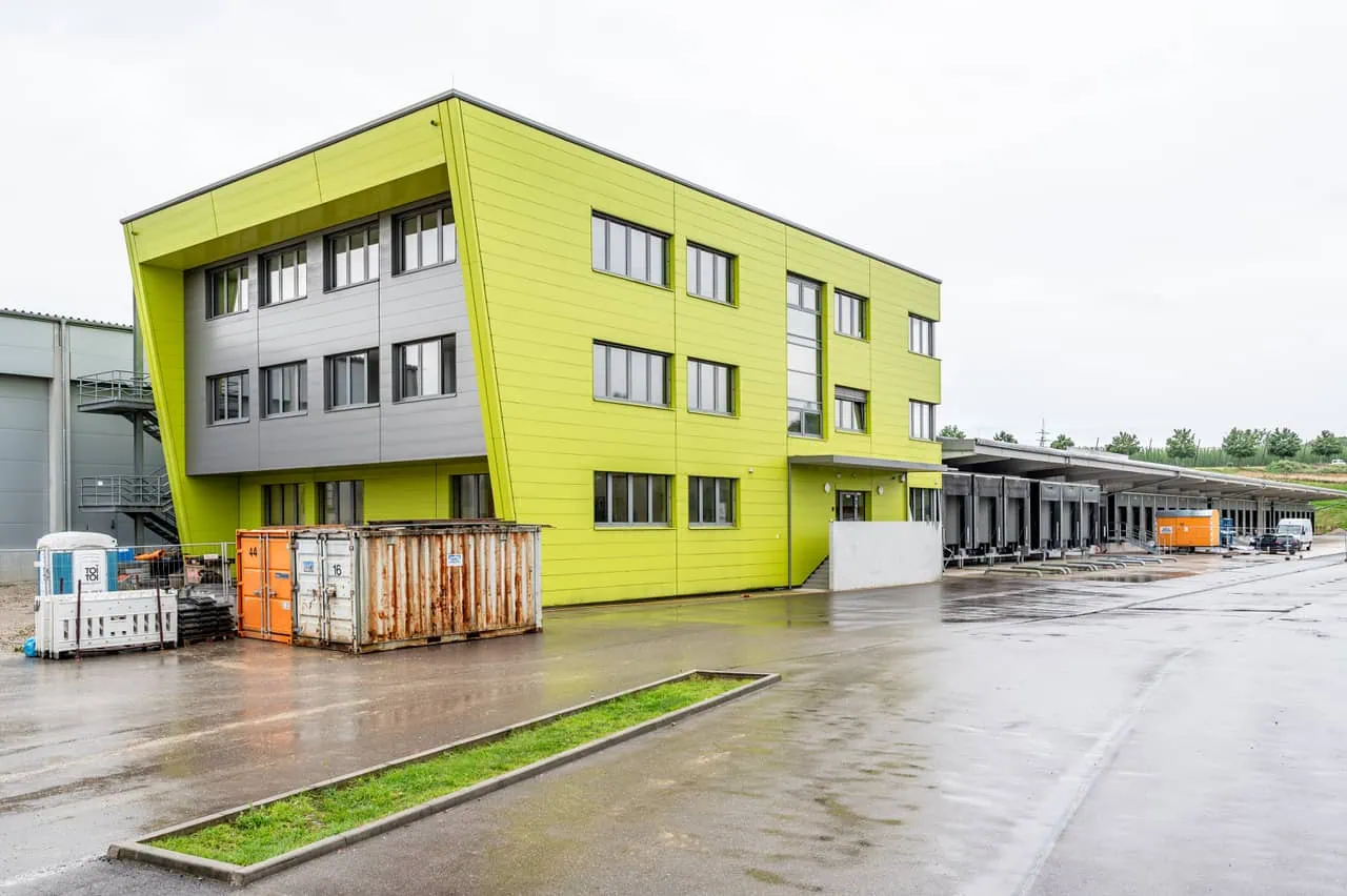 Entdecken Sie die modernen Businessfotos von Mica Zeitz, die das innovative Gebäude der Kröswang GmbH in Ingolstadt-Pfaffenhofen eindrucksvoll präsentieren. Diese Aufnahmen zeigen die einzigartige Architektur und das geschäftliche Umfeld, perfekt für Ihre Unternehmenspräsentation.