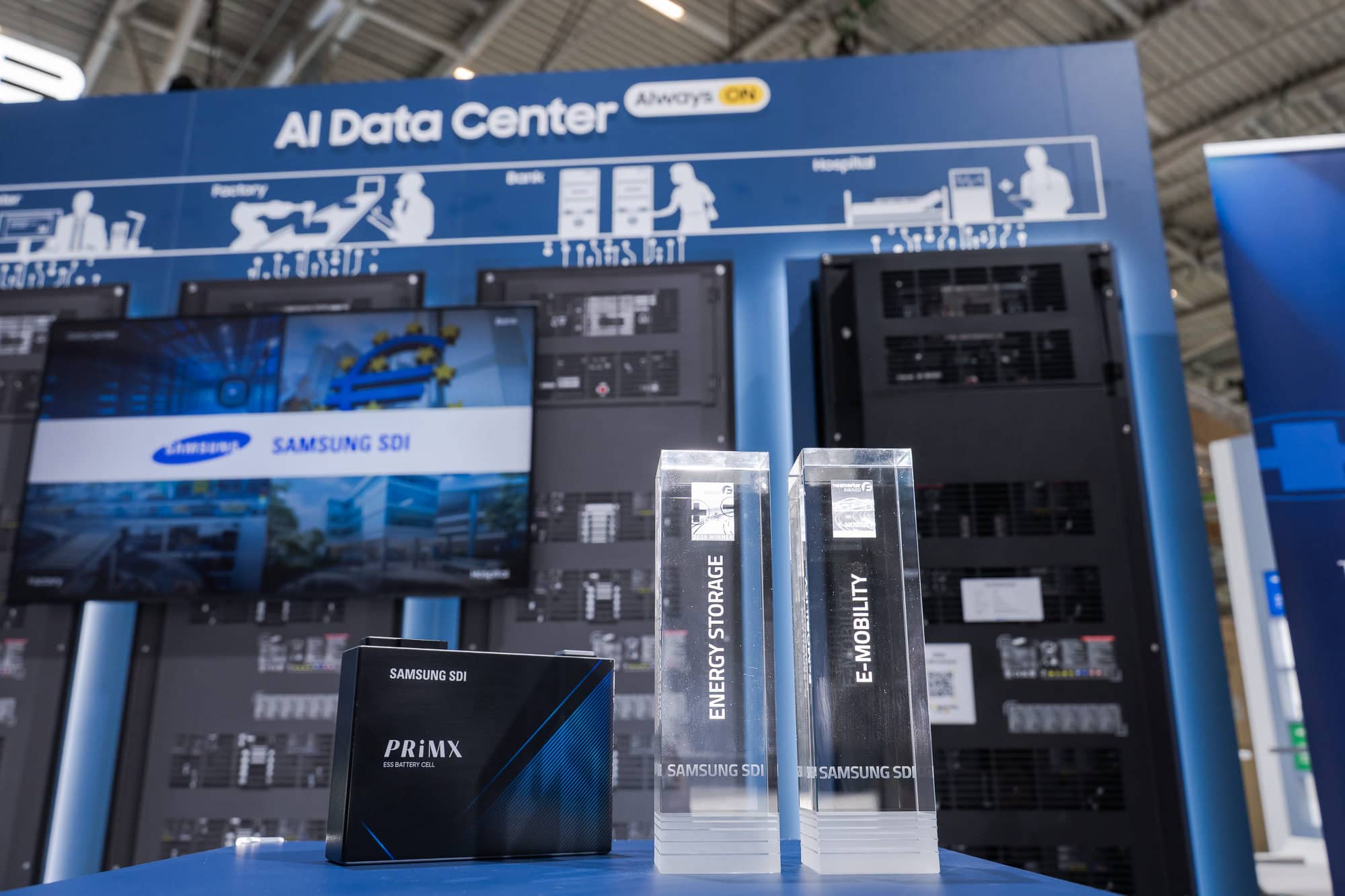 Entdecken Sie innovative Businessfotos von Mica Zeitz, die das AI Data Center von Samsung SDI in Ingolstadt zeigt. Die klaren Darstellungen von Energie-Speicherung und E-Mobility betonen die technischen Fortschritte in Pfaffenhofen.