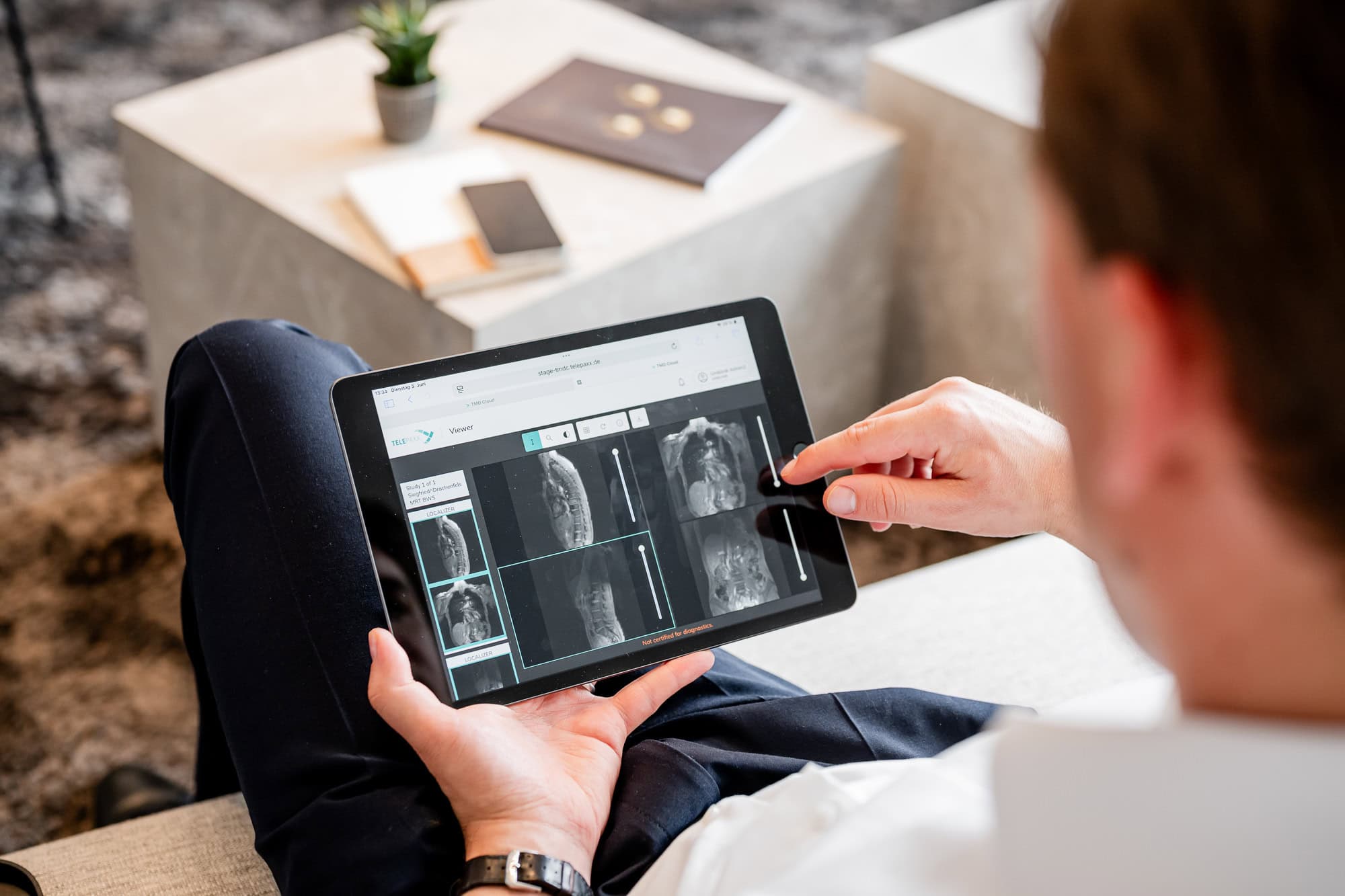 Das professionelle Businessfoto von Mica Zeitz zeigt eine Person, die auf einem Tablet medizinische Bilder betrachtet, was die moderne Telemedizin verkörpert. Dieses Bild eignet sich ideal für die Darstellung von Telepaxx in Ingolstadt und Pfaffenhofen, optimal für die Vermarktung digitaler Gesundheitslösungen.