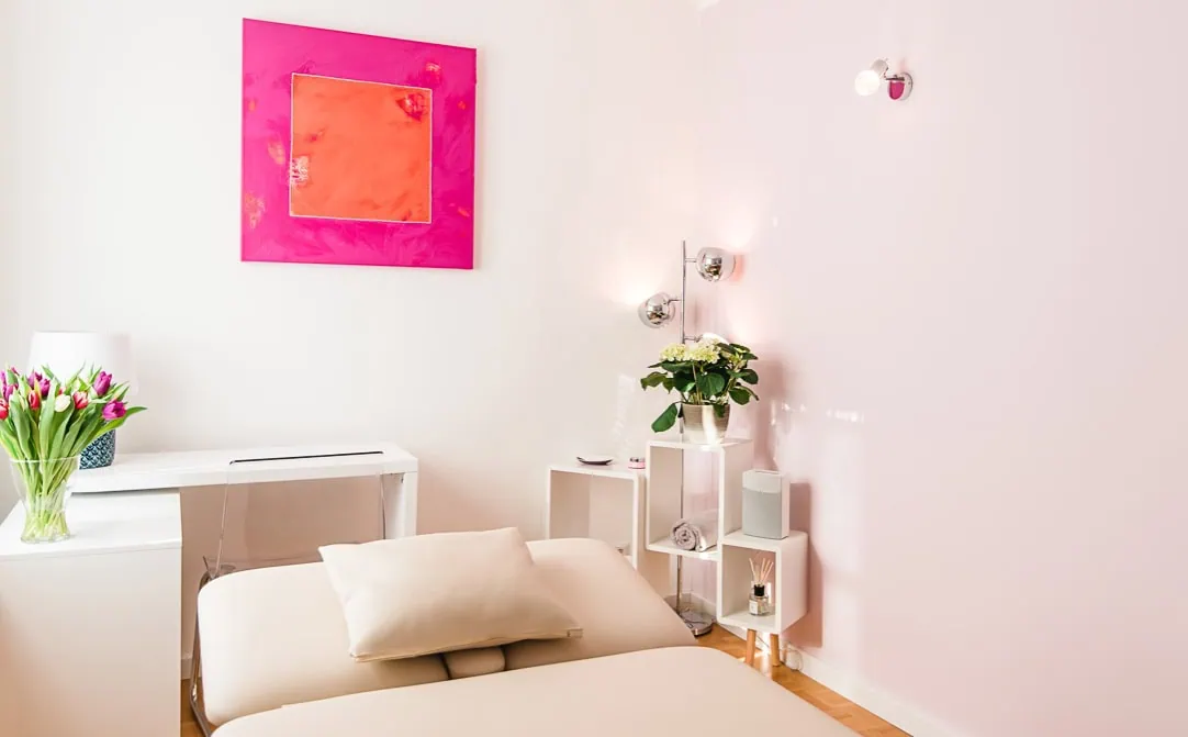 In diesem einladenden Therapieraum, festgehalten von Fotografin Mica Zeitz, schaffen harmonische Farben und ein stilvolles Ambiente eine beruhigende Atmosphäre für effektive Therapiesitzungen bei TherapieZeithoch2 in Ingolstadt und Pfaffenhofen. Die gezielte Gestaltung der Räume spiegelt das professionelle Angebot von Businessfotos-Mica-Zeitz wider.