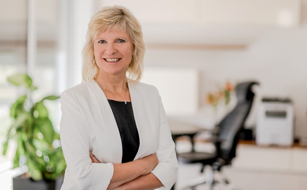 Professionelle Businessfotos von Mica Zeitz zeigen eine moderne und einladende Atmosphäre im Büro, ideal für Präsentationen. Perfekt für Unternehmen in Ingolstadt und Pfaffenhofen, die auf ansprechende Visuelle setzen, um ihre Dienstleistungen hervorzuheben, einschließlich jado Übersetzungen.